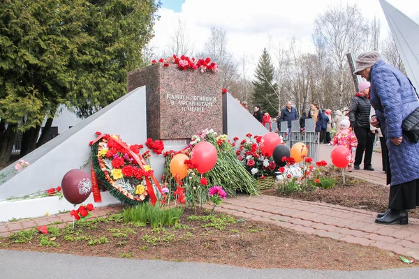 Düşmüş asker bir anıt, yaşlı bir kadın.