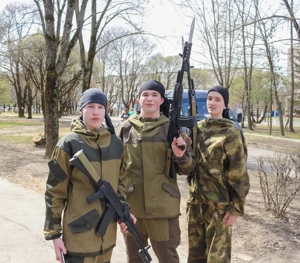 Silah ile genç savaşçılar.