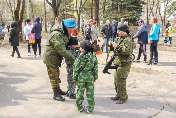 Дорослих і дітей у військовій формі. — стокове фото