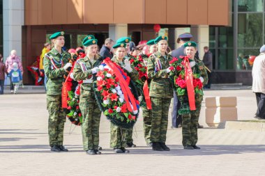 Döşeme için çelenk ile grup.