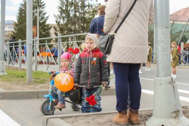 Çiçekli küçük çocuklar.