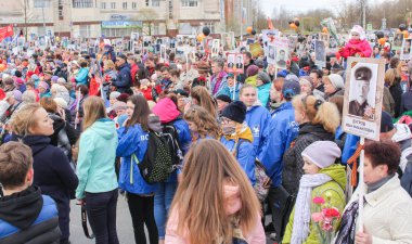 Portre ile kişilik bir kalabalık.