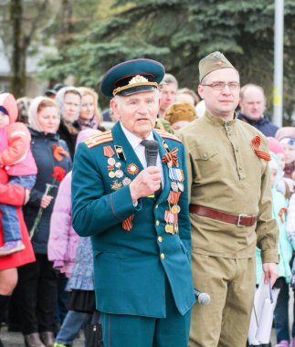 Bir savaş gazisi bir mikrofon ile.