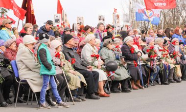 Çiçekler, Gaziler ile oturma.