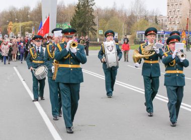 Sütun önünde askeri müzisyenler.