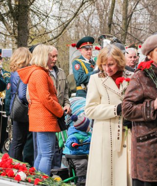 Anıtı bekleyenler.