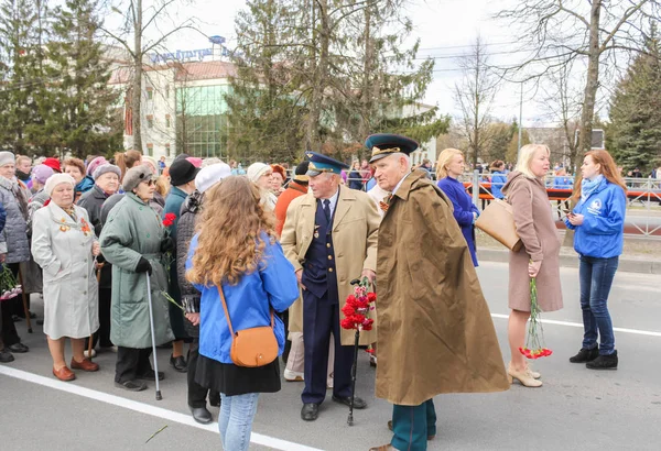 Weteranów wojny w kolumnie. — Zdjęcie stockowe