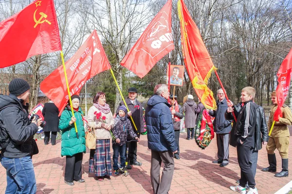 Eine Gruppe von Menschen unter kommunistischer Flagge. — Stockfoto