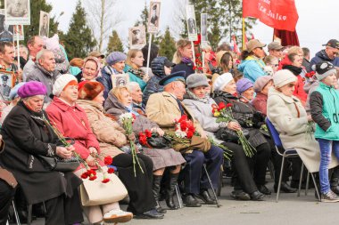 Çiçekler, Gaziler ile oturma.