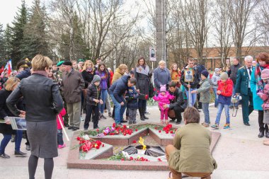 Ebedi alevdeki insanlar.