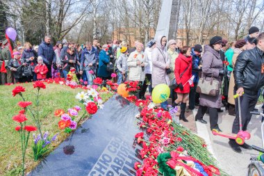 Ortak mezar insanlara sonsuz akışı.