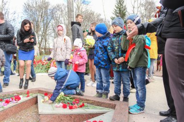 Kız çocuk ebedi ateşe çekiyor.