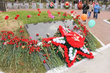 Çelenk memorial plaka üzerinde.