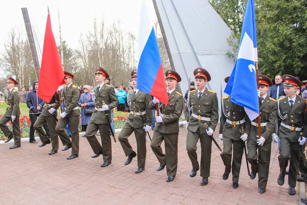 Högtidlig ceremoni vid monumentet till de fallna. — Stockfoto