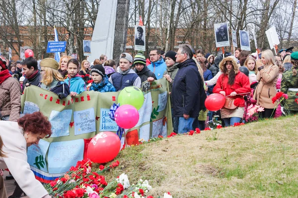 Toplu mezarların üzerinde farklı kişilik bir kalabalık.
