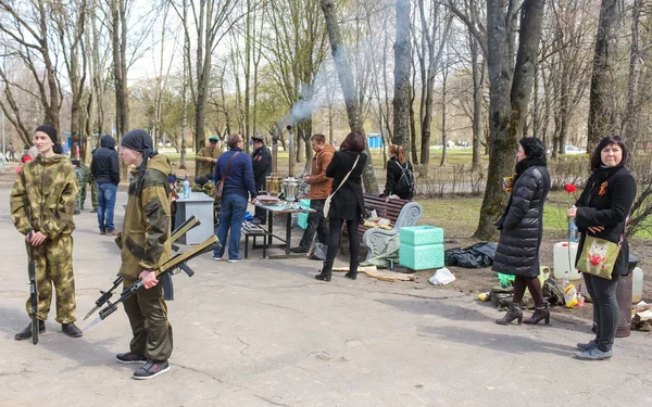 Люди в міському парку День перемоги. — стокове фото