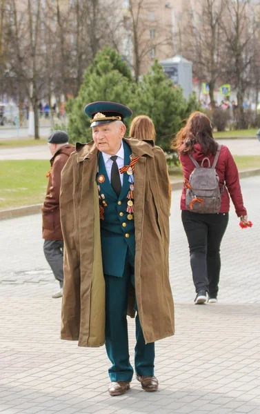 Un veterano in impermeabile . — Foto Stock