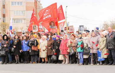 Gaziler, savaş ve emek bayrakları altında.