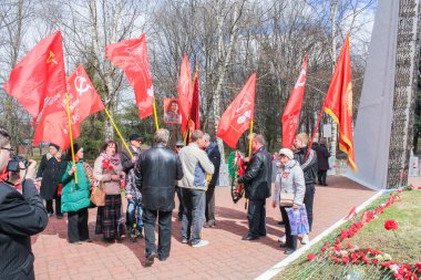 Bir grup mezar, zafer bayrakları ile insan.