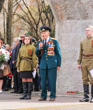 Bir savaş gazisi madalya ile tarafından konuşma.