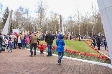 İnsanlar ortak mezarlara askerler var.