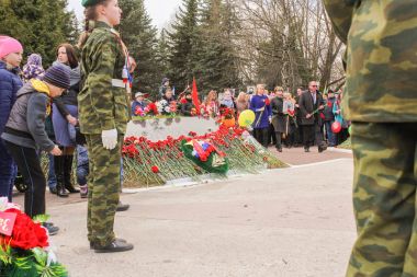 İnsanlar çelenk döşeme.