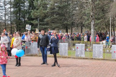 İnsanlar sonsuz ateşi için sırada bekliyor.