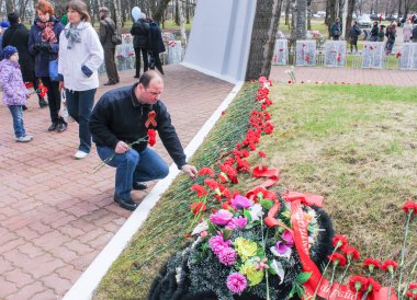 Erkek çiçekler yatıyor.