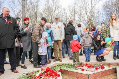 Çiçekli anıt, Çocuklu insanlar.