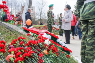 Toplu mezar üzerinde kırmızı karanfiller.