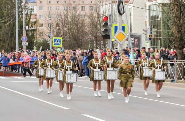 Група дівчат з барабанами. — стокове фото