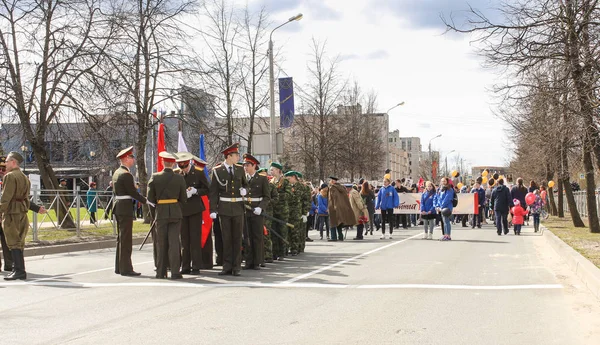 Costruire una colonna sul viale . — Foto Stock