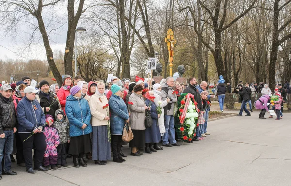 Група людей з православний хрест. — стокове фото