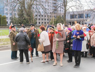 İnsanlar çiçekler ile.