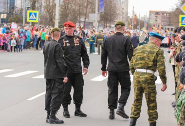 Siyah üniformalı Grup.