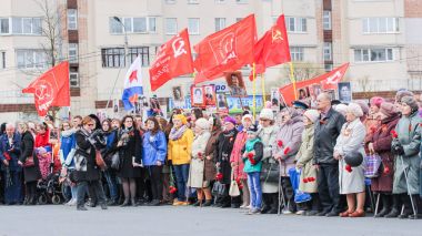 Kırmızı bayraklar insanlar altında duruyor.