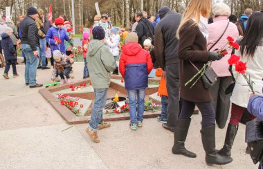 Ebedi alevdeki insanlar.