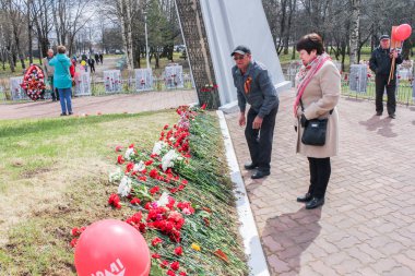 Toplu mezar insanlara.