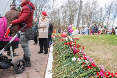 Toplu mezar çiçekler.