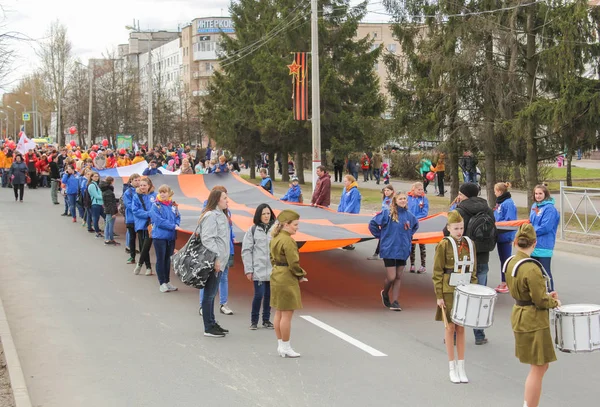 Люди з величезних полотнищах Святого Георгія. — стокове фото