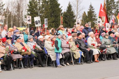 Bir çiçek ile yaşlı insanlar.