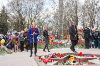 Yetkilileri ile karanfil, eternal flame.