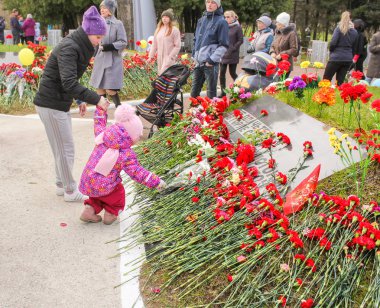 Çocuk çiçek yatıyor.