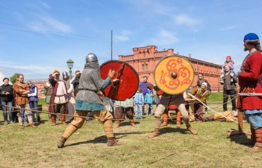 Kalkanlar üzerinde kılıç ile mücadele.