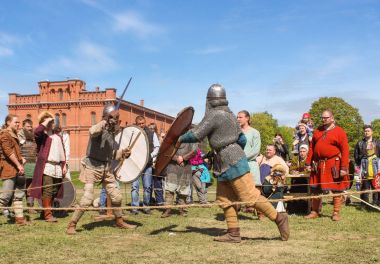 Şövalye turnuva kılıç üzerinde.