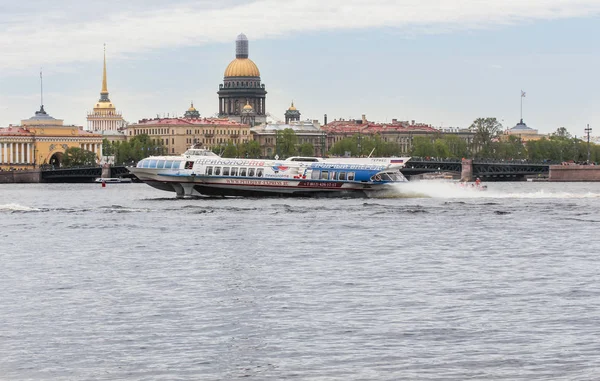 A river vessel arrived in St. Petersburg. — Stock Photo, Image