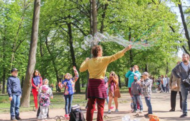 Sabun köpüğü başlatılması adam.