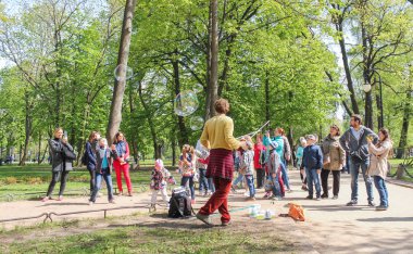 Yetişkinler ve çocuklar sabun köpüğü gösteri.