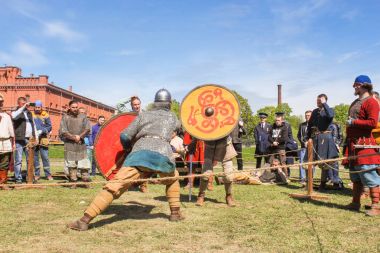 Bir kılıçla hamle.