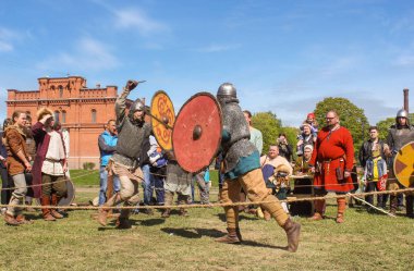 Bir kılıçla hamle.